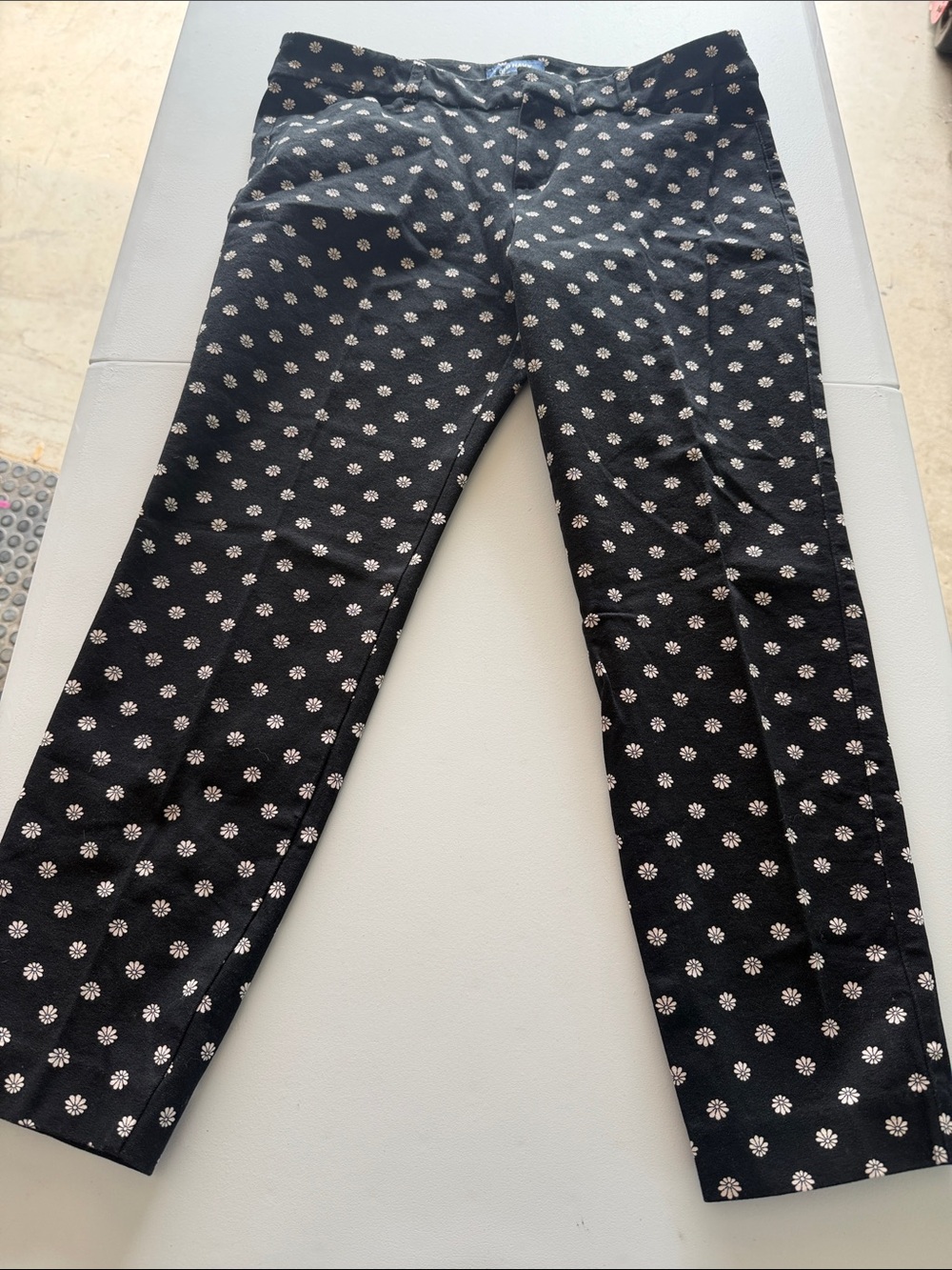 Woman’s Old Navy Black cropped pants with White Daisy Print, Size 12